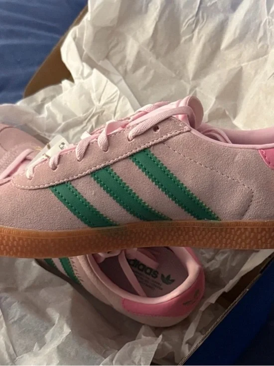 Springy Size 5 adidas Gazelle J Pink with Green Stripes Sneakers - Picture 2 of 2